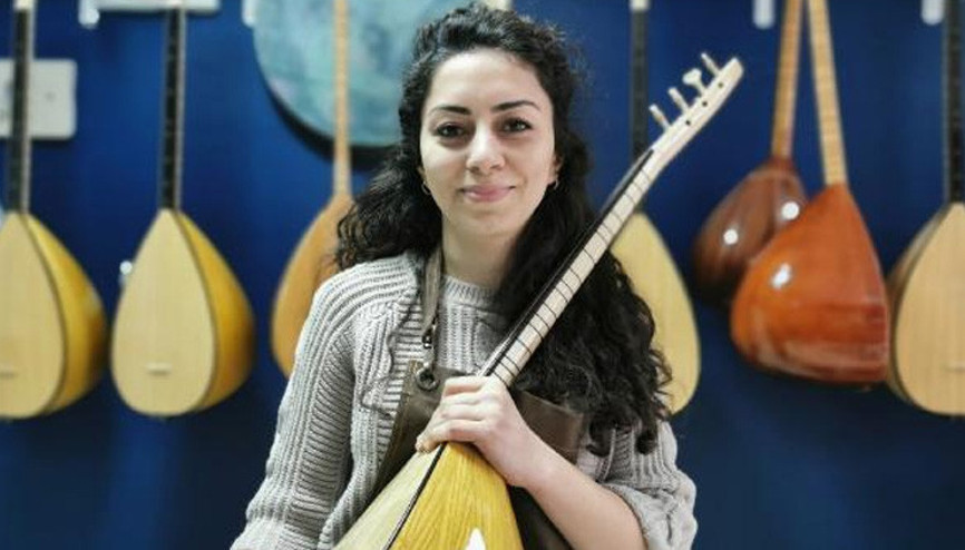 Türkiyenin ilk ve tek kadın bağlama yapım ustası