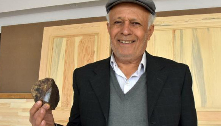 Bahçesinde bulduğu gök taşını satılığa çıkardı Bahçesinde bulduğu gök taşını satılığa çıkardı