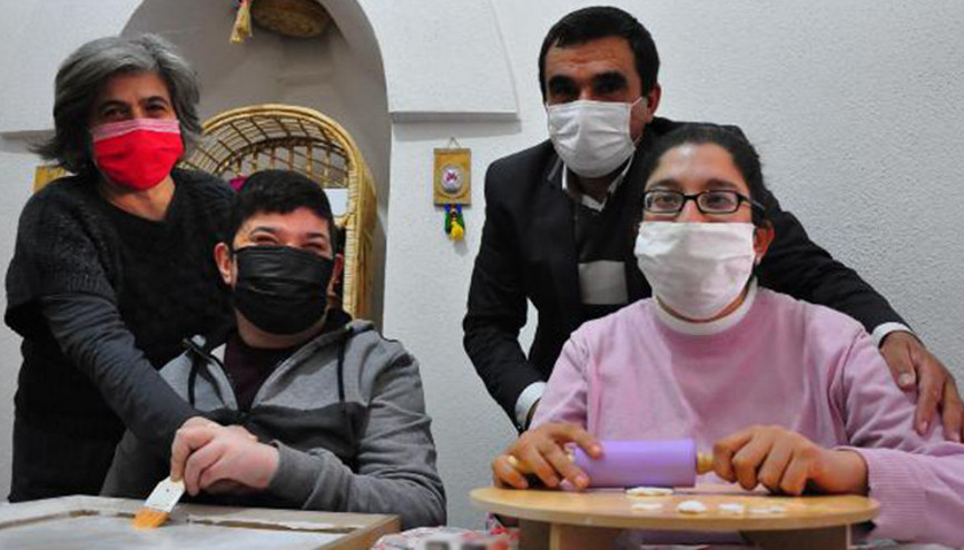 Otizmli çocuklar ahşap boyama kursuyla sosyalleşti Otizmli çocuklar ahşap boyama kursuyla sosyalleşti