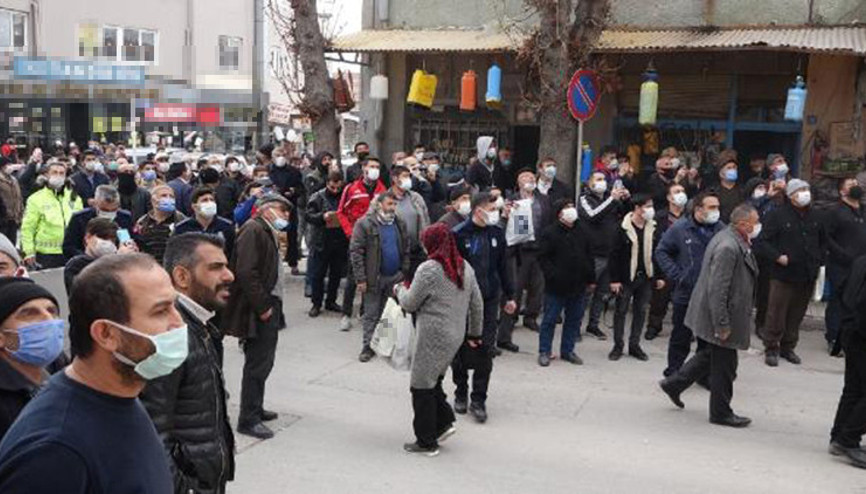 Çatı yangınını görüntülemeye çalışanlar, sosyal mesafeyi unuttu