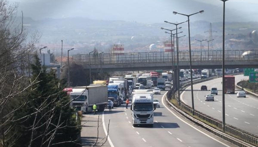 TEMde TIR devrildi, kilometrelerce araç kuyruğu oluştu