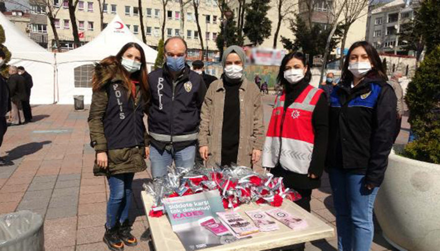 Sultangazide kadın polisler karanfil ve KADES broşürü dağıttı