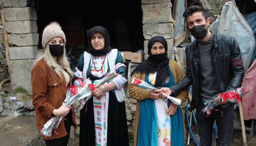 Hakkarili Şirinden babasının şehit olduğu köydeki kadınlara karanfil