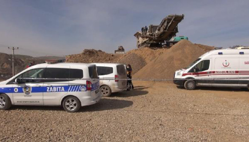 Taş kırma makinesinin haznesine düşen operatör öldü