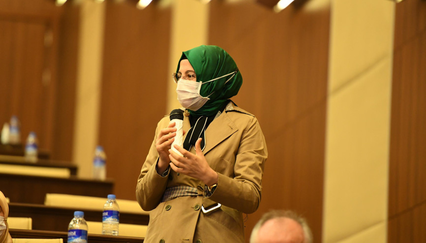Tek kadın başkan Ayık’dan erkek Meclis üyelerine: Siz konuşun biz dinleyelim