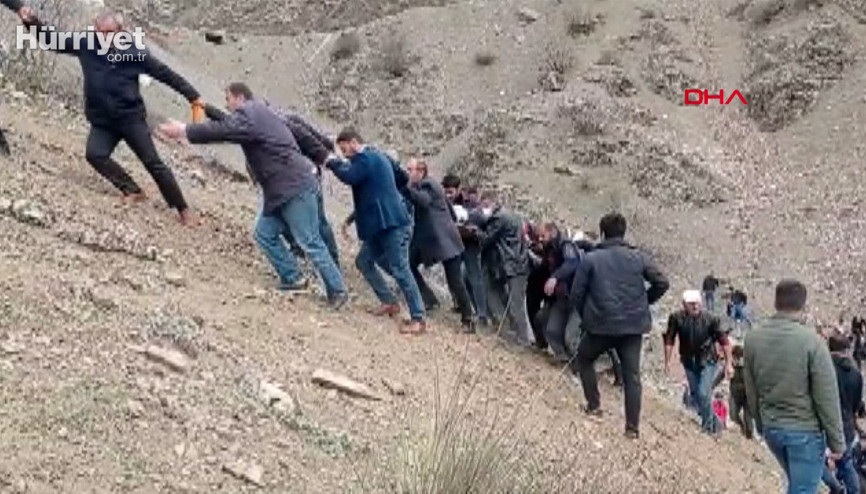 Öğrenci taşıyan servis minibüsü uçuruma yuvarlandı: 2 ölü, 27 yaralı