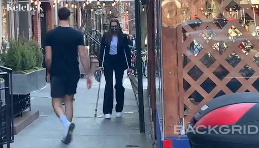 Koltuk değnekleriyle yürüdü