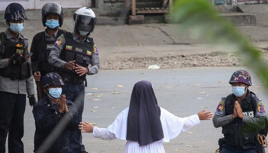 Dünyanın konuştuğu fotoğraf: Rahibe diz çöküp polislere böyle yalvardı