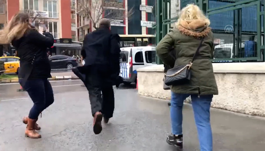 Sahte hoca duruşma sonrası gazetecilerden koşarak uzaklaştı