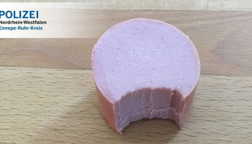 Isırıp bıraktığı sosis hırsızı ele verdi