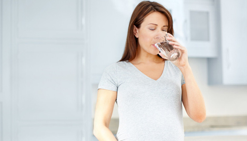 Sağlıklı bir hamilelik için su tüketimi asla ihmal edilmemeli Sağlıklı bir hamilelik için su tüketimi asla ihmal edilmemeli