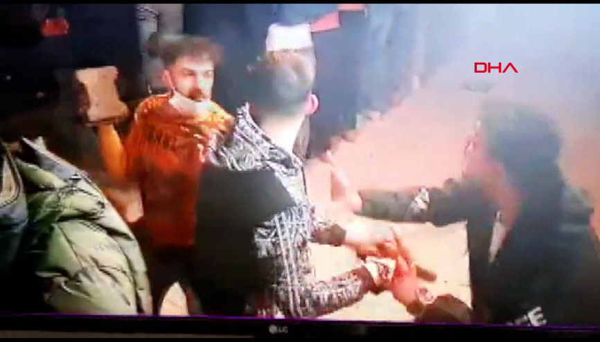 Esenyurtta döner bıçaklı kavga; sokak savaş alanına döndü