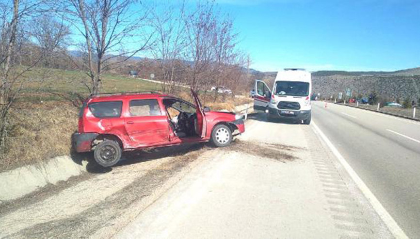 Otomobil traktöre çarptı: 4 yaralı