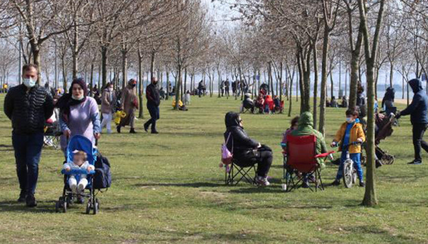 İzmit’te güneşli havayı görenler sahile akın etti