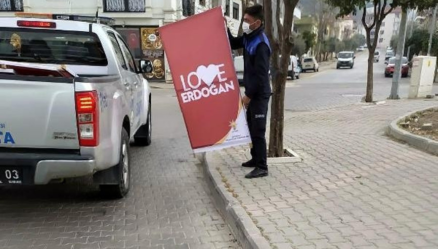 Love Erdoğan görselini 2 defa kaldırttığı ileri sürülen Selçuk Belediye Başkanına tepki Love Erdoğan görselini 2 defa kaldırttığı ileri sürülen Selçuk Belediye Başkanına tepki