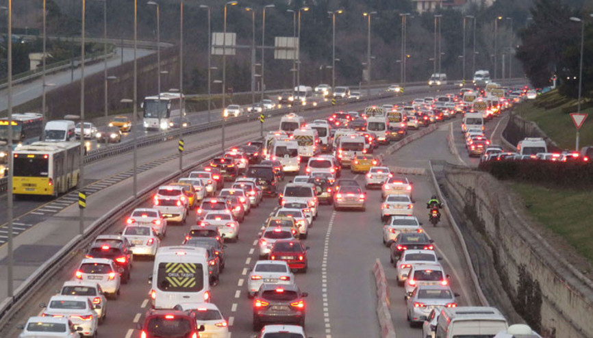 32 saatlik kısıtlamanın ardından İstanbulda yoğun trafik
