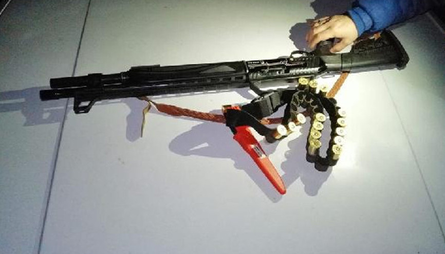 Karaca avlamaya çıktı, ekipleri görünce tüfeğini sakladı