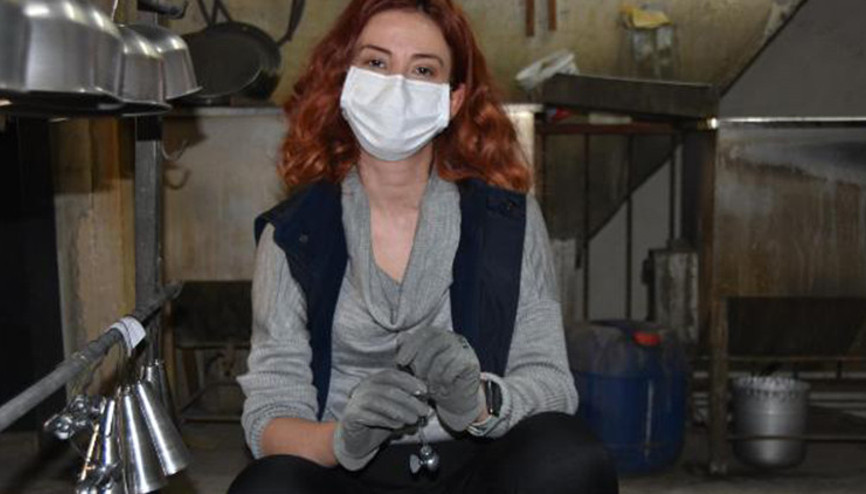 Sosyoloji mezunu Berna, babasının metal atölyesinde avize üretiyor