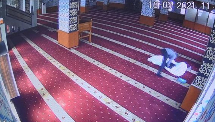 Camiden çaldığı ses cihazını kefene sardı O anlar kamerada