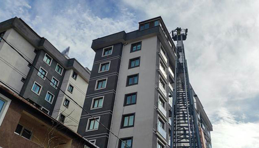 Pendikte 10 katlı apartmanın çatısındaki yangın söndürüldü