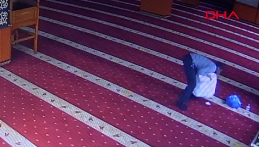 Camiden çaldığı ses cihazını kefene sardı; o anlar kamerada