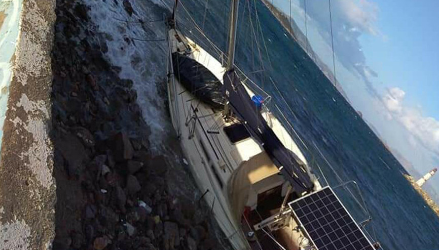 Bodrumu fırtına vurdu Yelkenli karaya oturdu
