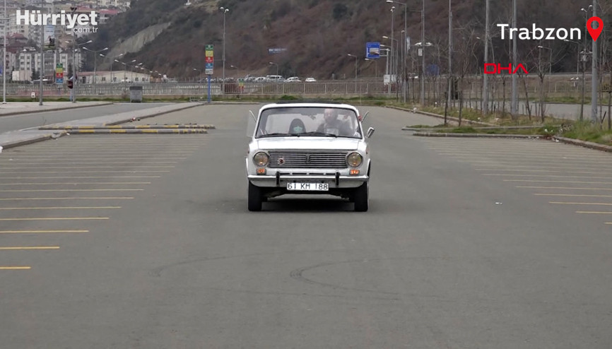 Trabzon Karadenizli gencin yolda zıpladığı izlenimi veren otomobili ilgi görüyor Trabzon Karadenizli gencin yolda zıpladığı izlenimi veren otomobili ilgi görüyor