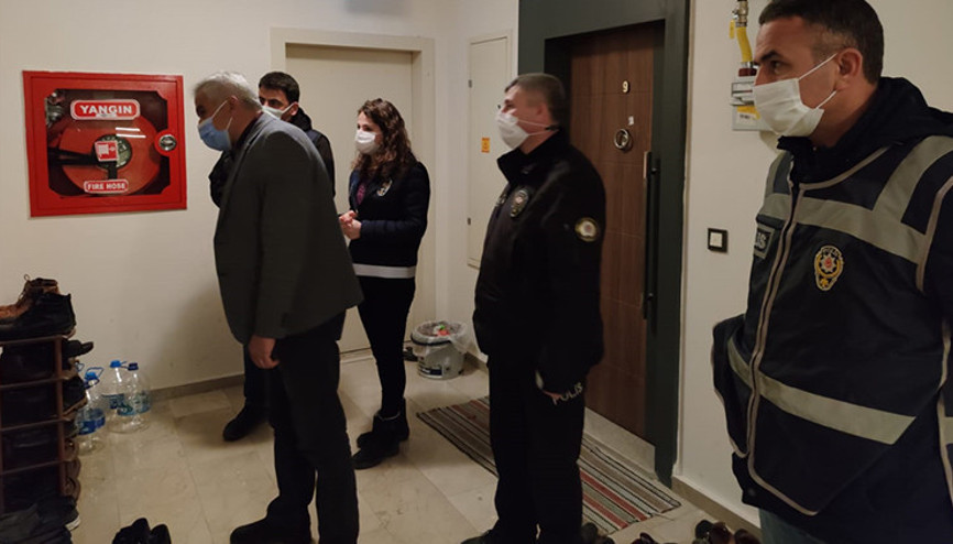 Kırmızı listedeki Amasyada ekipler tek tek gezip kapı önünde ayakkabı sayısı fazla olanların ziline bastı Kırmızı listedeki Amasyada ekipler tek tek gezip kapı önünde ayakkabı sayısı fazla olanların ziline bastı