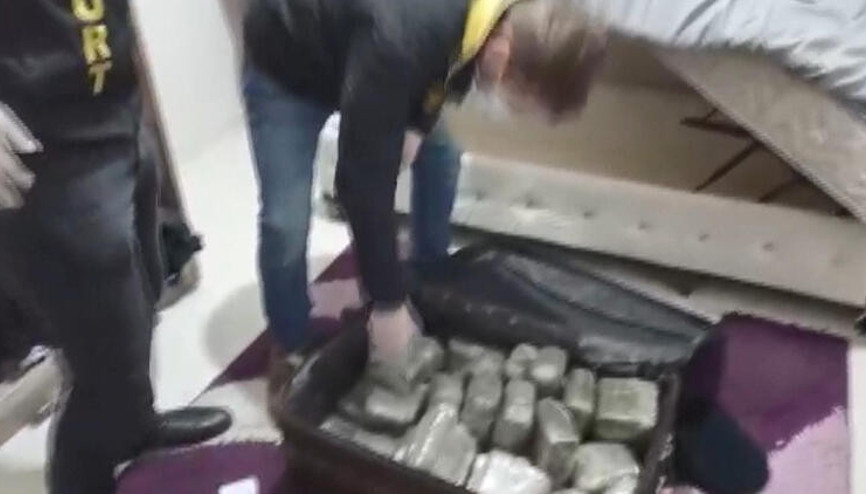 Bavul içinde yarım milyon liralık uyuşturucu yakalandı