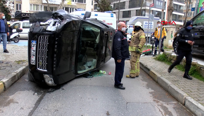 Bağdat Caddesindeki kazada lüks cip yan yattı, sürücü şoka girdi