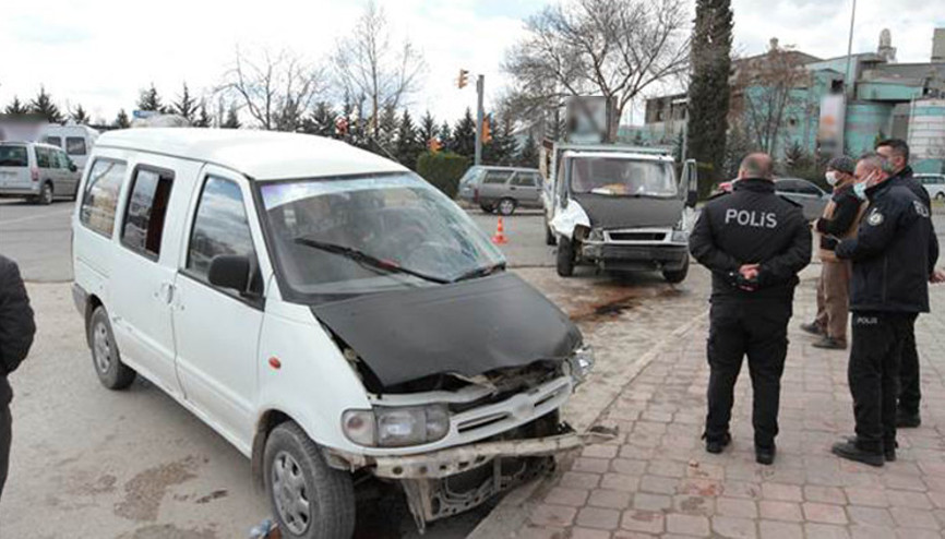 Elazığda kamyonet ile minibüs çarpıştı: 8 yaralı