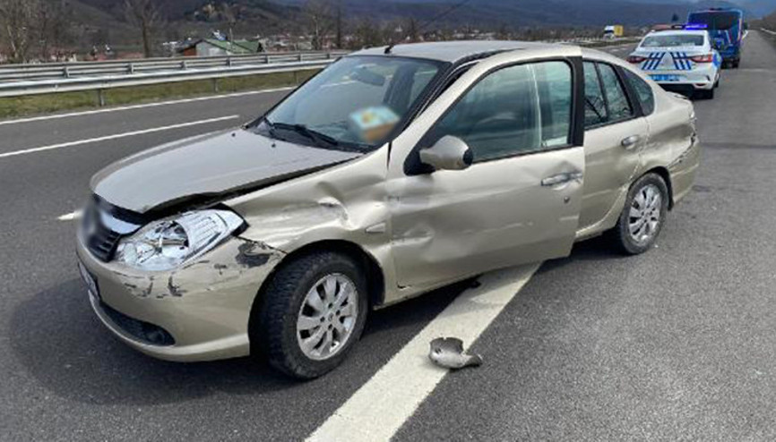 Refüje çarpan otomobile, arkadan gelen TIR çarptı: 2 yaralı