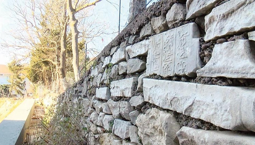 Mezar taşından duvar yaptılar Mezar taşından duvar yaptılar