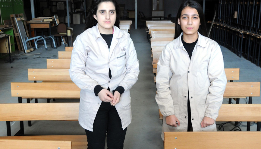 Köy okullarına sıra tahtası Liseli Beyza ve Ada’dan