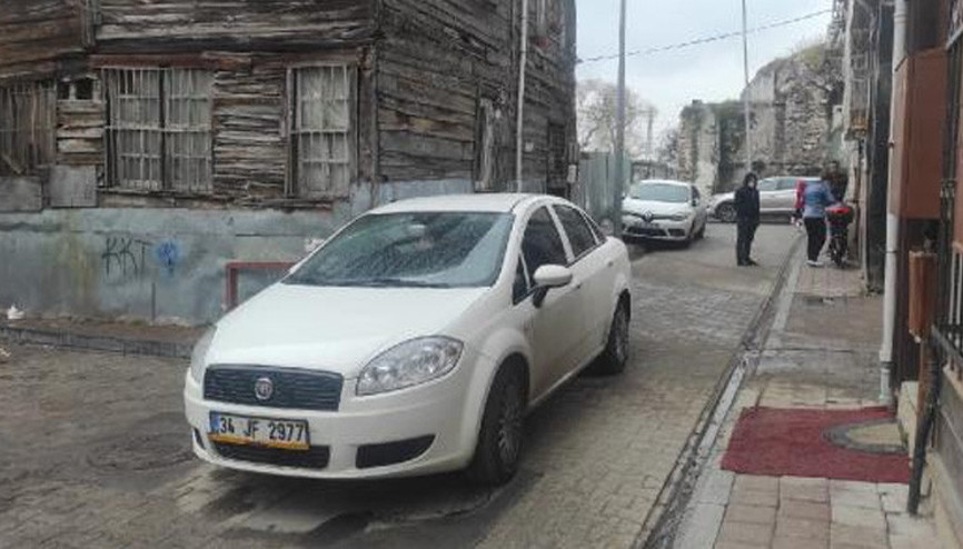 Fatihte sürücüleri çileden çıkaran olay Sokak ortasına park etti