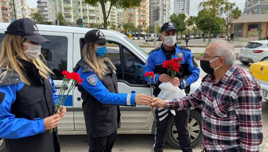 Adana polisi, sokakta ve pazarda yaşlılara karanfil dağıttı