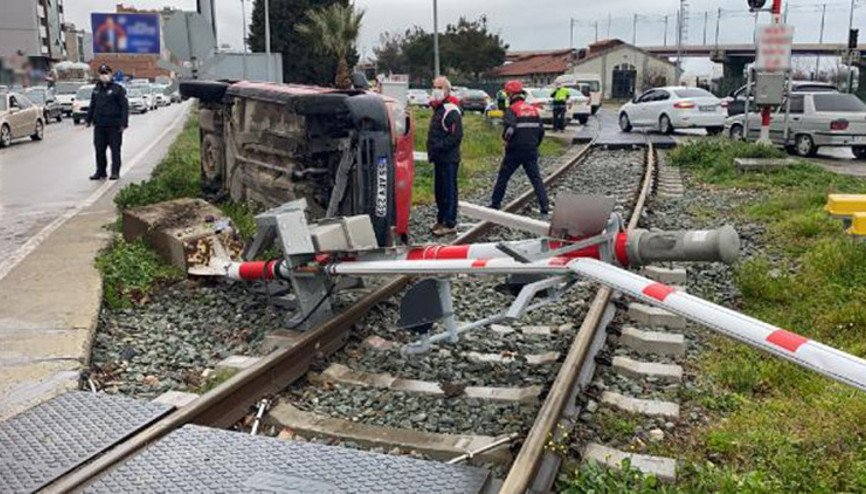 Tren yolu bariyerine çarpan araç devrildi, 1 kişi yaralandı