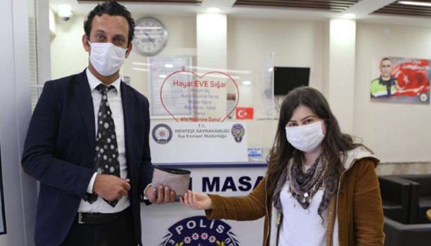 İçi para dolu cüzdanı sahibine teslim etti