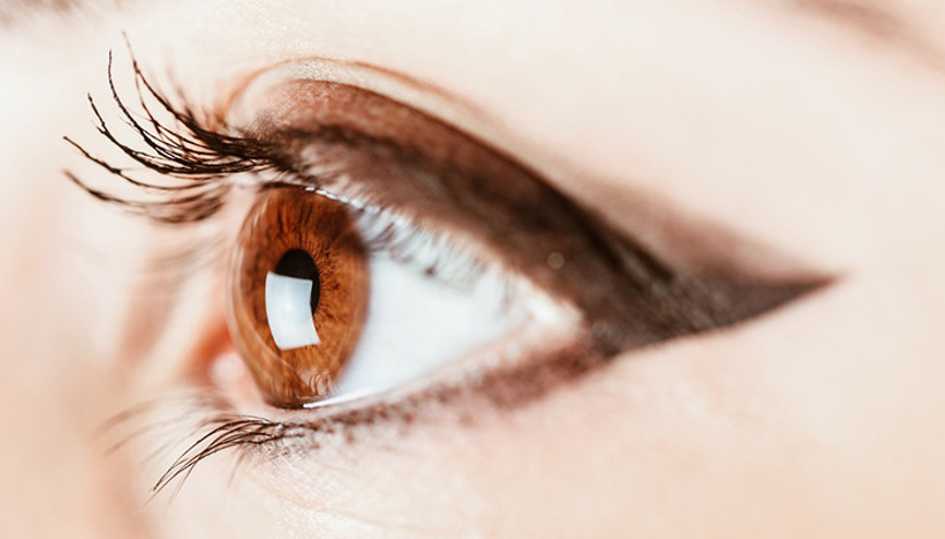 Kirpik diplerinizde kızarıklık ve beyaz birikintiler varsa, blefaritiniz olabilir