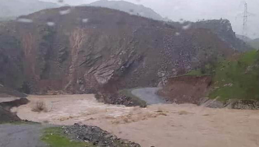 Hakkaride sel ve heyelan nedeniyle yollar kapandı
