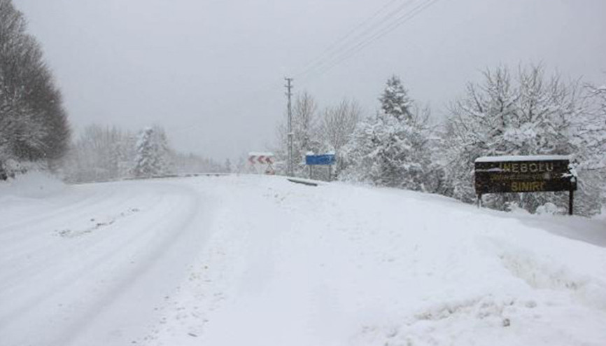 İneboluda kar yağışı; 34 köy yolu ulaşıma kapandı