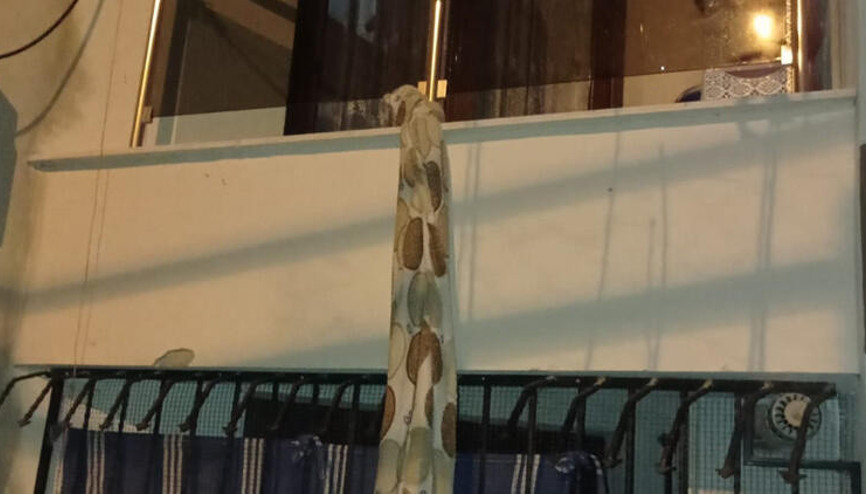 Balkondan battaniyeyle kaçan hırsız kamerada