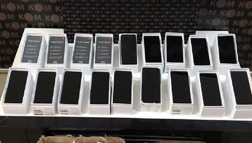 Polis müşteri kılığına girdi ve... Bursada kaçak cep telefonu operasyonu