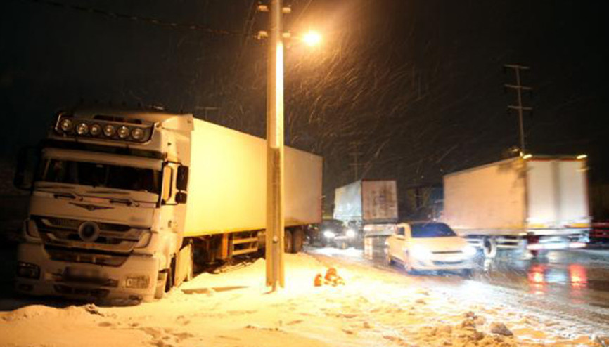 Bitliste zincirleme buzlanma kazası: 3 yaralı