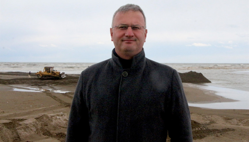 Karataş sahilinde tedirginlik yaratan kirlilik