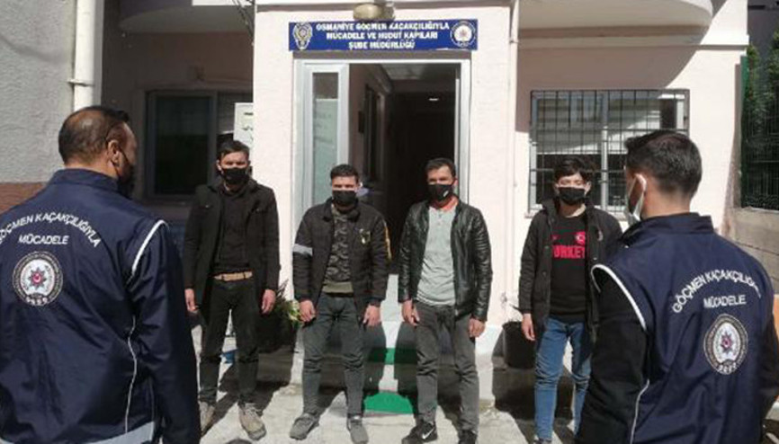 Osmaniye’de Afganistan uyruklu 4 kaçak göçmen yakalandı Osmaniye’de Afganistan uyruklu 4 kaçak göçmen yakalandı