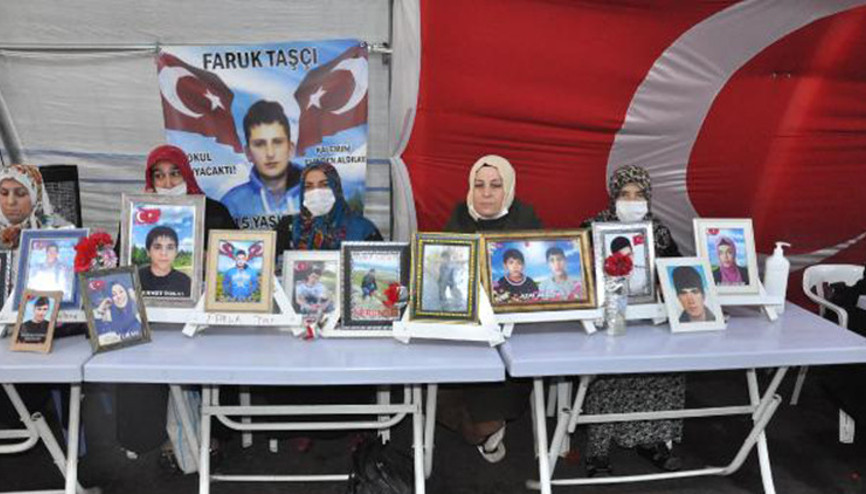 Diyarbakırda HDP önündeki eylemde 571inci gün; Gara şehitleri için mevlit okutuldu