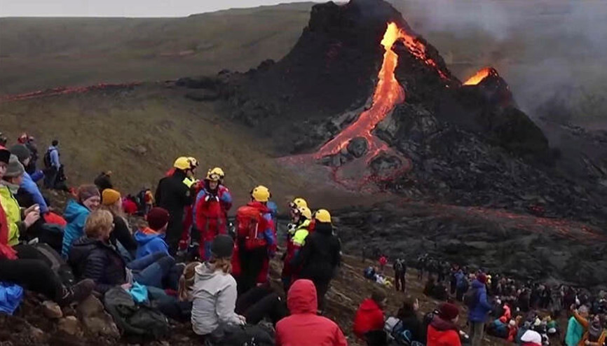 İzlandada 800 yıl sonra lav püskürten yanardağ, ziyaretçi akınına uğradı