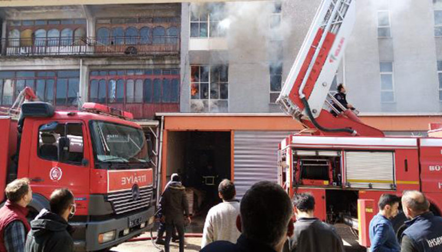 Mobilya mağazasında çıkan yangın 1 saatte söndürüldü