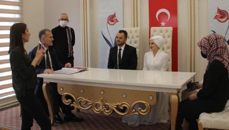 İşitme engelli çiftin nikahı, tercüman eşliğinde kıyıldı